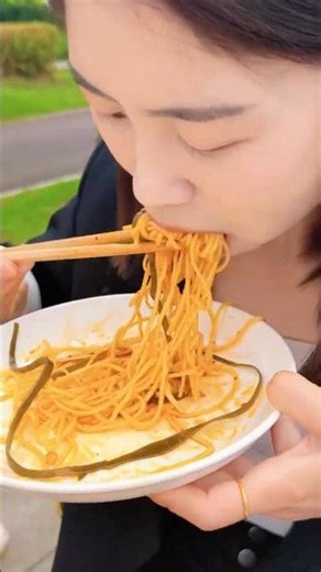 Me voy a comer esos fideos gratis sí o sí.
