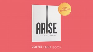"Fotografie ist ein Tanz mit Licht, ein Duell mit der Zeit, eine Affäre mit Deiner Muse" – das sagt Cameron als berühmter Fotograf und Hauptfigur der ARISE Grand Show 📷 Mit dem Limited Edition Coffee Table Book haben wir den thematischen Schwerpunkt der Fotografie aufgegriffen und erstmals in der Geschichte des Palastes besondere Momente der Grand Show in dieser Form für die Ewigkeit festgehalten. Bekannte Fotografen und Fotografinnen inszenieren die klassische Show-Fotografie in 107 - wie unse