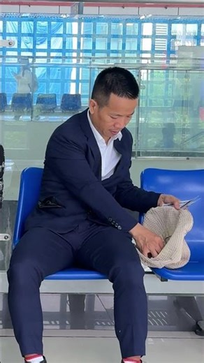 Touching Gift For The Station Janitor | 기차역 청소부 아주머니를 위한 선물 | 给车站保洁阿姨的感人礼物#Kindness #emotional #hero