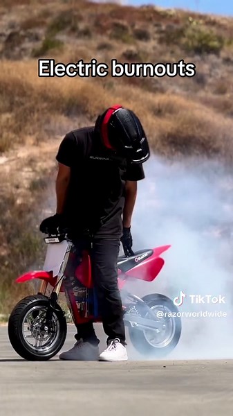 Just listen to the sound of this thing... @Sur Ronster cooked up another savage build🌪️ #electricdirtbike #razordirtbike #surronster #mx500