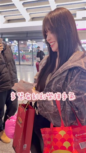 多慧今年第一張刮刮樂 沒有中獎QQ 沒關係還有2張2000萬的 回韓國跟媽媽挑戰中大獎 @le_dahye #李多慧 #이다혜 #cheerleader #치어리더 | Dragon Beauties #82 李多慧 DahyeLee 이다혜 後援會