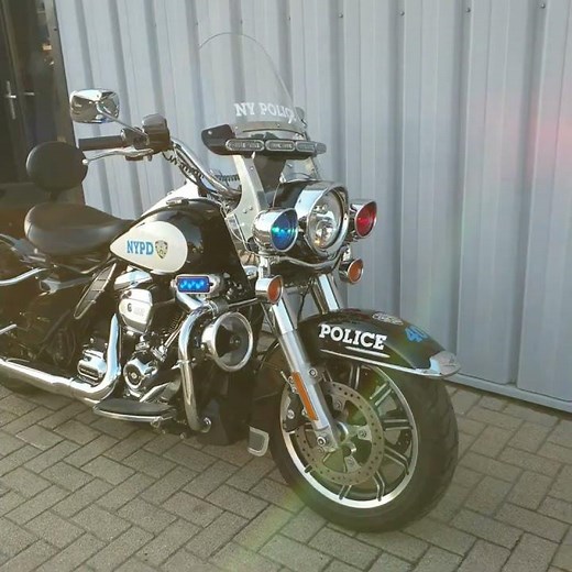 Road King Police 2017 sirène et lumières Whelen