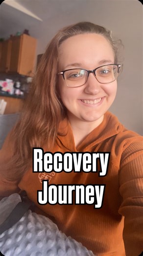 Marie Rindahl on Instagram: "Forget the Grammys red carpet — I’m debuting my own recovery runway look, and honestly it’s undefeated: • Official Mayo Clinic sweatshirt, straight from surgery day couture • Vintage goodwill sweatpants (comfort over everything) • A hysterectomy pillow gifted by a sweet friend — the real MVP accessory • And a $117K+ post-op stomach from my unilateral salpingo-oophorectomy era Not exactly designer, but this outfit screams strength, survival, and healing — and I’d say 