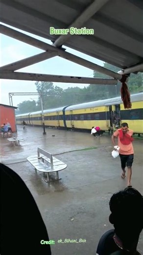 Chalti train niche gira #indianrailways #funny #indianbullettrain #railtrack #comedy #railvlogger