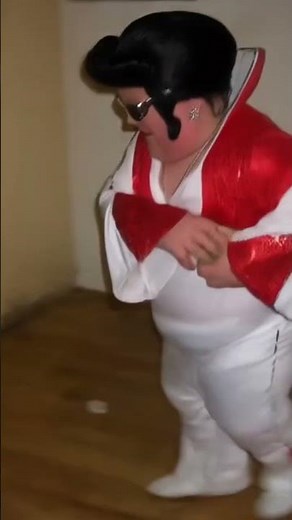 This was the Best Elvis Costume I’ve Ever Seen..👀🤣 #halloween