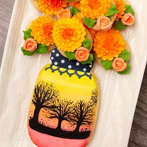 This mason jar cookie design has become somewhat of a template for me over the last couple of years! You can see all of my seasonal mason jar cookies by typing the word “mason jar” into the search bar on my blog. https://www.sweetambs.com/tutorial/fall-mason-jar-cookies-with-royal-icing/ #fallbaking #decoratedcookies #royalicing #royalicingart | SweetAmbs