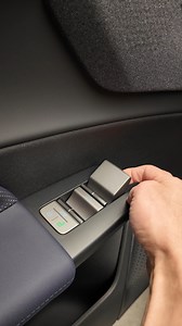Do you like this door handle solution? Big discussion around the electric-only outside door handle for the first-ever Volvo EX60 - so to speak the electric Volvo XC60. It is a viable competitor to the BMW iX3 and Mercedes GLC EQ now. Batteries at 80, 91 or 112 kWh net, charging 18 or 19 Min 10-80 % SoC. Here also shown as the Volvo EX60 Cross Country which exclusively gets an air suspension inside the model portfolio. #Volvo #volvoex60 #ex60 #VolvoXC60 | Autogefühl
