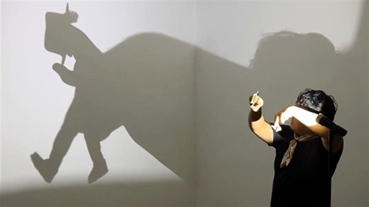 Un artiste d'ombres chinoises fait danser Michael Jackson sur un mur