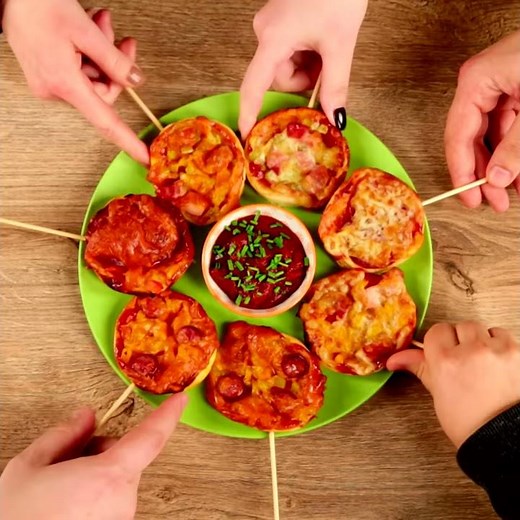 Mini pizze cu salam, bacon și cârnat