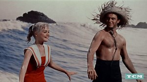 Whether you’re going for a pair of sandals or the designer shades, pack your bags as we’re traveling across California tonight and next Thursday! ☀️ Our first stop is on the beaches of Malibu with GIDGET (’59) whose title character is actually based on a real-life young surfer, Kathy Kohner-Zuckerman and her beachy adventures. See it tonight at 8pm ET. | Turner Classic Movies: TCM