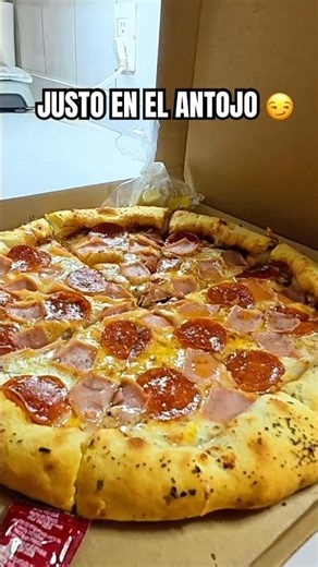 Una de esas pa' mí 🍕🤤 #Pizza de Pepperoni con Jamón y orilla rellena de Queso 🧀