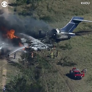 20K views | All 21 people on this plane got off safely, and there were no serious injuries after the crash in Texas Tuesday (10/19), according to the Texas Department of Public Safety. Officials said the plane rolled through a fence and caught fire while attempting to depart Houston Executive Airport. The wife of the owner of the plane told CBS affiliate KHOU that the passengers were on the way to Boston for Tuesday's Astros-Red Sox baseball game. | CBS Newspath | Facebook