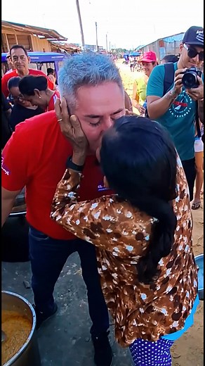 1.6M views · 40K reactions | Como cuando el cariño de mis mamitas punchaninas superan los limites.. Gracias por tanto cariño.. Los amo.. 拾 ¡Así da gusto hacer labor social! 來♥️ #PorUnPunchanaDiferente #JairoelPucacho #Alcalde2026 #SomosPerú #Apasodevencedores | Jairo Bicerra - Oficial | Facebook