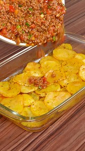 CARNE MOLIDA CON PAPAS ¡Sorprende a toda tu familia con esta receta fácil y deliciosa de carne molida con papas! Ingredientes: • 3 papas • Sal al gusto • Achiote al gusto • Orégano al gusto • Pimienta negra al gusto • Aceite de oliva al gusto • 1 cebolla • 3 dientes de ajo • 500 g de carne molida • Pimentón ahumado al gusto • 1 tomate • 340 g de salsa de tomate • Perejil y cebollino al gusto • Mozzarella rallada al gusto • 1 tomate en rodajas | Teste Recetas España