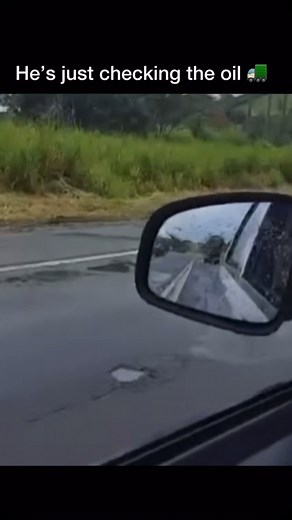 - **Unique Design**: The Cybertruck has a sharp, angular appearance, resembling a vehicle from science fiction. Its exterior is made of ultra-hard stainless steel (called „exoskeleton“) for durability and protection. - **Performance**: The Cybertruck is available in multiple variants, offering ranges from around 250 miles to over 500 miles per charge. It can go from 0 to 60 mph in under 3 seconds (in the highest performance model). - **Durability**: The truck features an armored body and „Tesla 