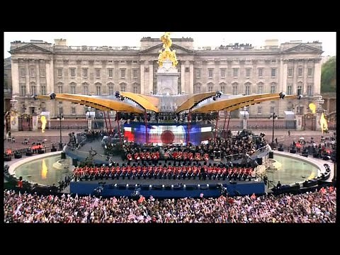 Robbie Williams "Let me Entertain you" The Queens Party outside Buckingham Palace concert HD