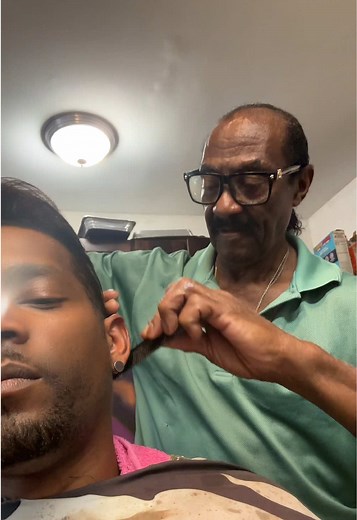 ✨ Legendary hands at work ✨ My finger waves laid by none other than Mike Horner — the man behind the styles of James Brown’s band, Bobby “Blue” Bland, The Dramatics, The Temptations & more. 50 years in the game. A true icon. The last of his kind. 🙌🏾 Grateful to have Detroit royalty keeping me fresh. #FingerWaves #DetroitLegends #HairHistory #SkonieStyle #TheDrey #Dreywave #conk #process #perm