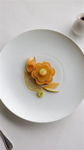 Poire Doyenné du Comice rôtie, sorbet au thé fumé, émulsion de châtaignes confites & jus acidulé : un dessert automnal, signé Mourad Timsih, à découvrir sans tarder à la carte de la Tour d’Argent. #tourdargent #restaurant #paris #tourdargentparis #gastronomie #recette #restaurantparis #patiserie #patisseriefrançaise #poire #dessert #desserttable | La Tour d'Argent Paris