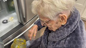 Daffy and I chat about the tooth fairy leaving $100 💰💵😳 We talk about Daffy's blue eyes 👀 and Daffy eating relish from the jar 👵🏻🫙 Daffy and I will watch the King's coronation and Daffy remembers the Queen's coronation in 1953 👑👸🏼🤴🏻 | Daffy's Wise Words