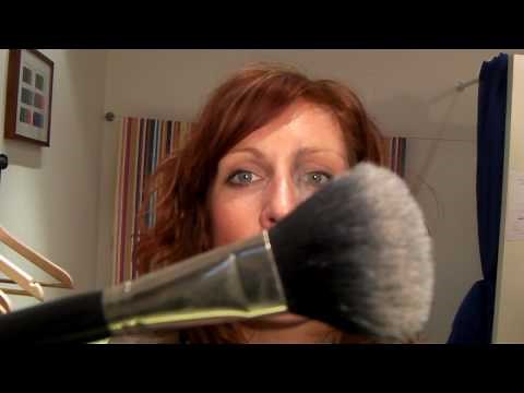 How to apply pressed powder