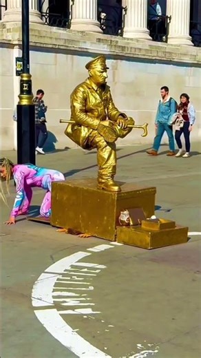How do street performers levitate #contortionist #busking #artist #howdostreetperformerslevitate