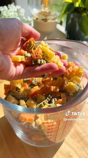 boston pizza copycat bugs & cheese 🐛🧀 recipe is on my blog kennascooks.com #pasta #bugsandcheese #macandcheese #kidfriendlyrecipe #easyrecipe #fyp