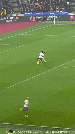 xgclipsfyp | Follow @xgclipsfyp Lisandro Martínez is a fearless and aggressive centre-back known for his tenacity, composure, and exceptional... | Instagram