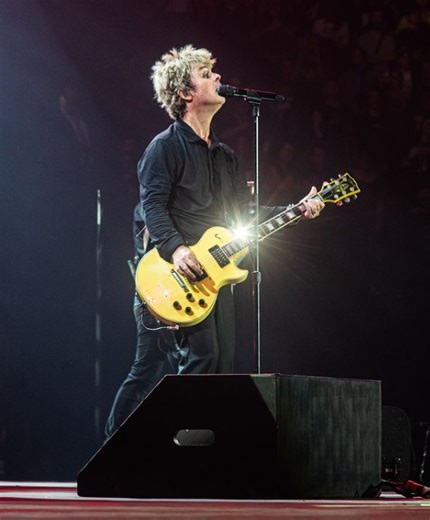 グリーン・デイのビリー・ジョー・アームストロング、息子ジェイコブと組んでデヴィッド・ボウイ「Heroes」をカヴァー - amass