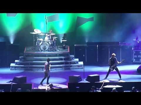 Billie Joe throws "Blue" at Tre Cool (Rare Video) 2010