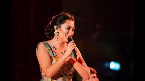 307K views · 7.9K reactions | Craciunul inseamna sa simti iubirea celor dragi. Va dedic aceasta piesa despre dorul de casa si de familie, un cantec la care imi dau mereu lacrimile pentru ca ma gandesc la ce inseamna "acasa". Craciun fericit! | Andra | Facebook