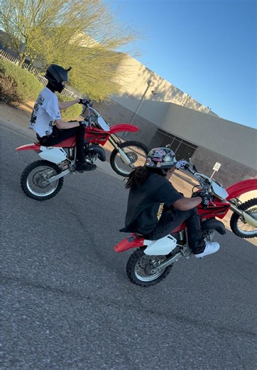 CR85 Wheelie Tricks in Sync