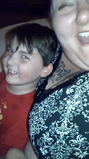 Mom farts and tricks kid