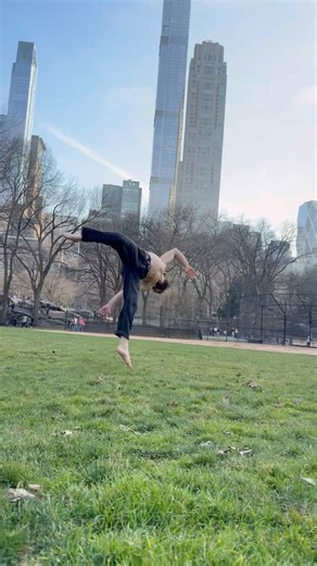 Aerial roll on lock🥷🏻#movement #tricking #training #parkour #fit