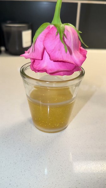 How to preserve your favorite flowers 💐 😍#lifehacks #flower #preserve #wax #hack