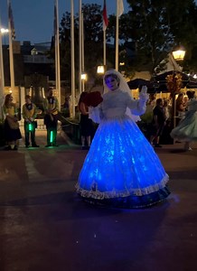 The Spectral Bride glides by in Mickey’s Boo-To-You Halloween Parade at Mickey’s Not-So-Scary Halloween Party. #mnsshp #mnsshp2024 #bootoyou #MickeysNotSoScaryHalloweenParty #hauntedmansion | Mousesteps