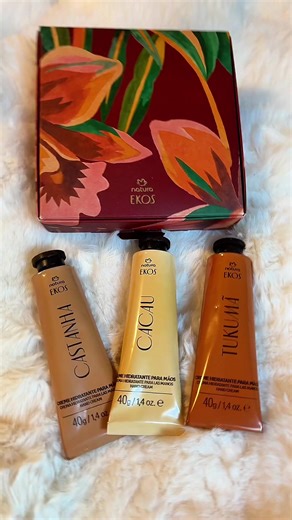 Luxury hand-cream alert, ladies! 💅✨ EKOS just brought their viral 3-piece hand cream set to the US — and these are the ones everyone overseas has been raving about. Each gift box comes with three different scents in 1.4 oz tubes, perfect for your purse, nightstand, car… everywhere you need that rich, silky hydration. This is absolute luxury — the kind of hand cream that makes you feel wealthy the moment it melts into your skin. Smooth, nourishing, and high-class… this is self-care on another le