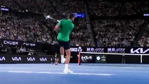 Novak Dokovic trifft beinahe Ballmädchen: Novak Dokovic trifft beinahe Ballmädchen