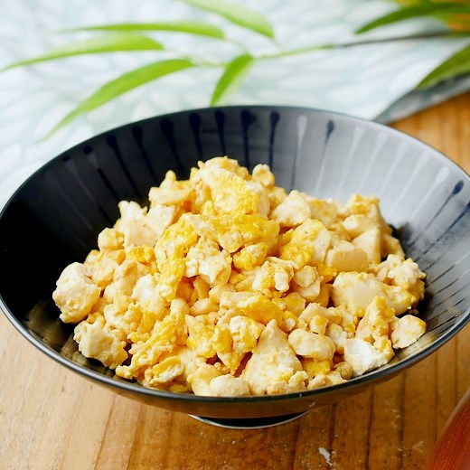 macaroni（マカロニ） | 節約・時短・作り置きレシピ on Instagram: "豆腐と卵だけ！「#お手軽炒り豆腐」このレシピのポイントは↓の投稿文をチェックしてくださいね✨ ---------------------------------- ✍️このレシピのポイントは… ✔️だしの風味が香る！ ✔️ごはんにのせてもおいしい🍚 ✔️包丁も不要✨ ---------------------------------- ご質問はお気軽にコメント欄にどうぞ😊⁠ macaroni の料理家が⁣返信いたします👩‍🍳✨⁠ 「保存」をしておくと、レシピを見返すときに便利👏 おいしそうと思った方は「いいね」で教えてね💞 ■調理時間：5分 ■材料（2人分) ・木綿豆腐：200g ・卵：1個 ＜調味料＞ ・だしの素：ひとつまみ ・砂糖：小さじ1/2杯 ・しょうゆ：小さじ1杯 ・みりん：小さじ1杯 ・ごま油：小さじ1杯 ■作り方 1. フライパンを中火で熱します。木綿豆腐の水気をペーパータオルで拭き取りながらちぎり入れます。※くっつきやすいフライパンの場合はサラダ油を引いてください。 