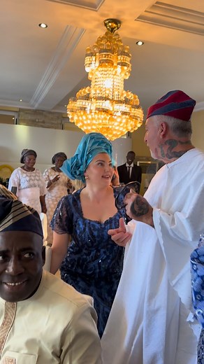 You see that gele really stressed that groom’s sister lol, but i enjoyed every bit of the program, they came really prepared and they have joy. Did you see the way they were begging with so much passion. | Tushalaga traditional wedding compere