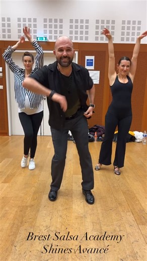 Brest Salsa Academy on Instagram: "Fin de session au cours de Shines avancé ! 🔥✨💃 Un trio on Fire pour cette démo ! Enfin, trio + 1… 🤣👶❤️ 🕺💃 @nazim_yenier @louliz_29 @julie.mjd Rendez-vous en Janvier pour une nouvelle session ! #salsa #brestsalsaacademy #salsaon2 #brestdance"