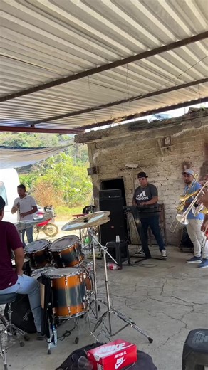 Y nuestro animador también canta🎤 y es la Cerritos Otro Nivel Pariente🔥#imparablebandacerritos #produccionesortiz #mexico🇲🇽 #usa🇺🇸 #guatemala🇬🇹 @jesusjaimes8628 @🇲🇽ElOrtiz86🇲🇽 @Cerritosband @Fer castro 😎”el Flako” @𝑷𝒆𝒅𝒓𝒐 𝑮𝒓𝒂𝒏𝒂𝒅𝒐𝒔 👑 @marin @Fernando cerritos 🎺 @aguilamora1 @Marco Antonio Mercad