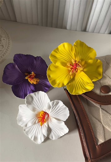 Beach Outfits Essential: Floral Hair Clips for Summer