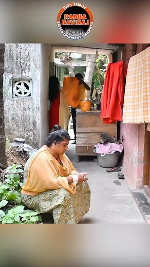 உன் அம்மா மூஞ்சில முழிச்சா நாசம் தான் 😂 #radharaviraj #prankraviraj #ravirajfun #ravirajparidhabangal #facebookreelsviral #raviradha #ராதா #FamilyDrama #support #ரவிராஜ் @highlight Raangu Radha Prank Raviraj | Prank Raviraj