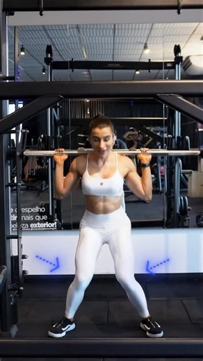 Raquel Benatti Schmitz on Instagram: "AGACHAMENTO NA BARRA GUIADA 🔥 Parece simples, mas 90% das pessoas fazem errado, por não saberem isso 👇🏻 ✔️ Posicione a barra em cima do seu trapézio e mantenha os cotovelos apontados para o chão. ✔️ Se quiser focar mais no quadríceps, posicione os pés à frente da barra. ✔️ Se quiser focar mais no glúteo, posicione os pés quase alinhados com a barra. ✔️ Mantenha os joelhos alinhados com os pés durante todo o movimento. ✔️ Mantenha o abdômen contraído e a c