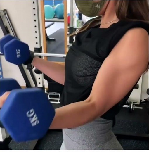 女性でも力こぶ！ 上腕二頭筋！！ 筋トレ女子 アームカール