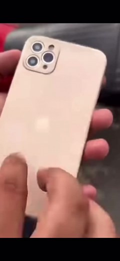 😂😂😂Pas besoin de changer de téléphone toutes les années m’étais les juste a jour 😂😂😂😂