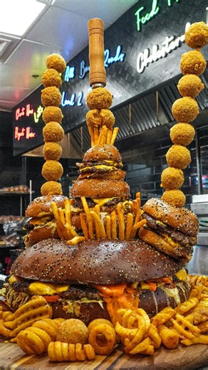 🍔🍟THE GLOBAL CHEAT DAY HEADQUARTERS🥞🌭 on Instagram: "🪩 Who's Hungry & Want's A Little 10 Kg 🅱️urgr Snack ? 🙃 #viralreels #reelsinstagram #usa #food #burger #bossman"