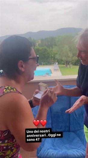 Nino D'Angelo festeggia il 47 anniversario di matrimonio con la moglie il 25-07-2026