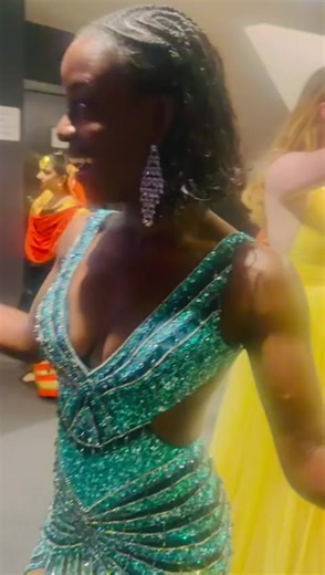 When models feels like dancing before walking to the runway show 🎶 🎵