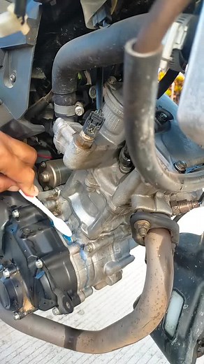 Engine Cleaning Tips: Scrubbing a Mechanical Component
